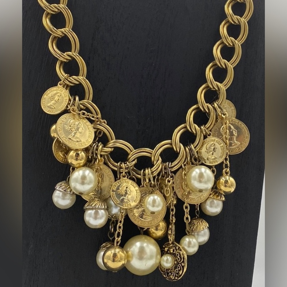 ** 𝒮𝒪ℒ𝒟 ** VTG Pearl Coin Charm Statement Collar Necklace